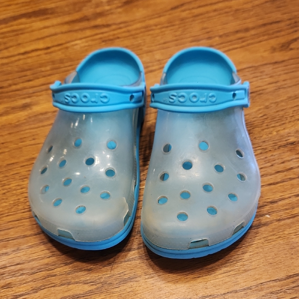 Crocs Transcluent Aqua Size M6 W8